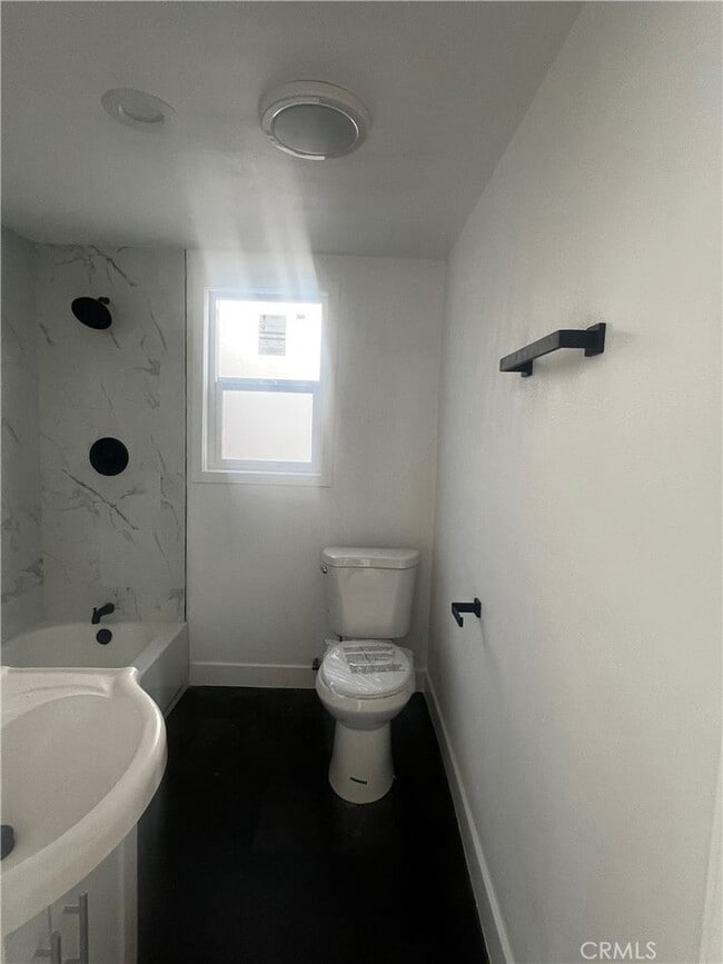 Foto del edificio - 1125 W 43rd St