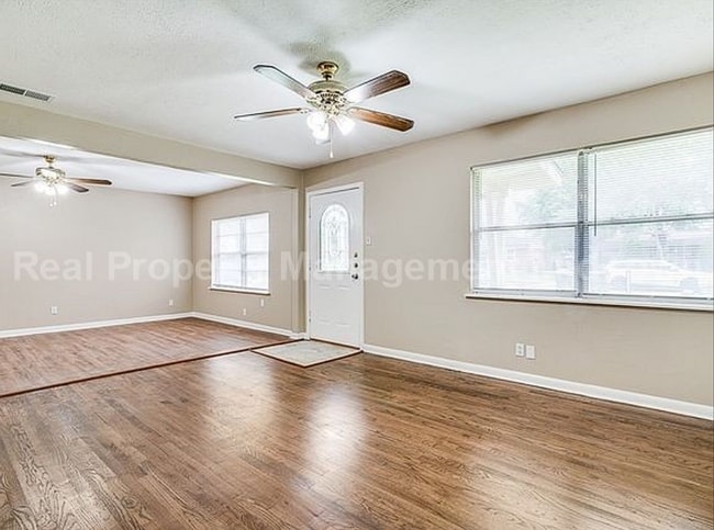 Building Photo - Charming 3-Bedroom Home with Spacious Yard in Garland