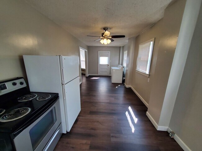 Building Photo - Remodeled 2 Bd with huge kitchen, dining r...