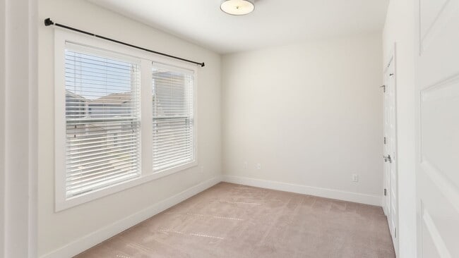 Building Photo - 3 Bedroom House Available NOW