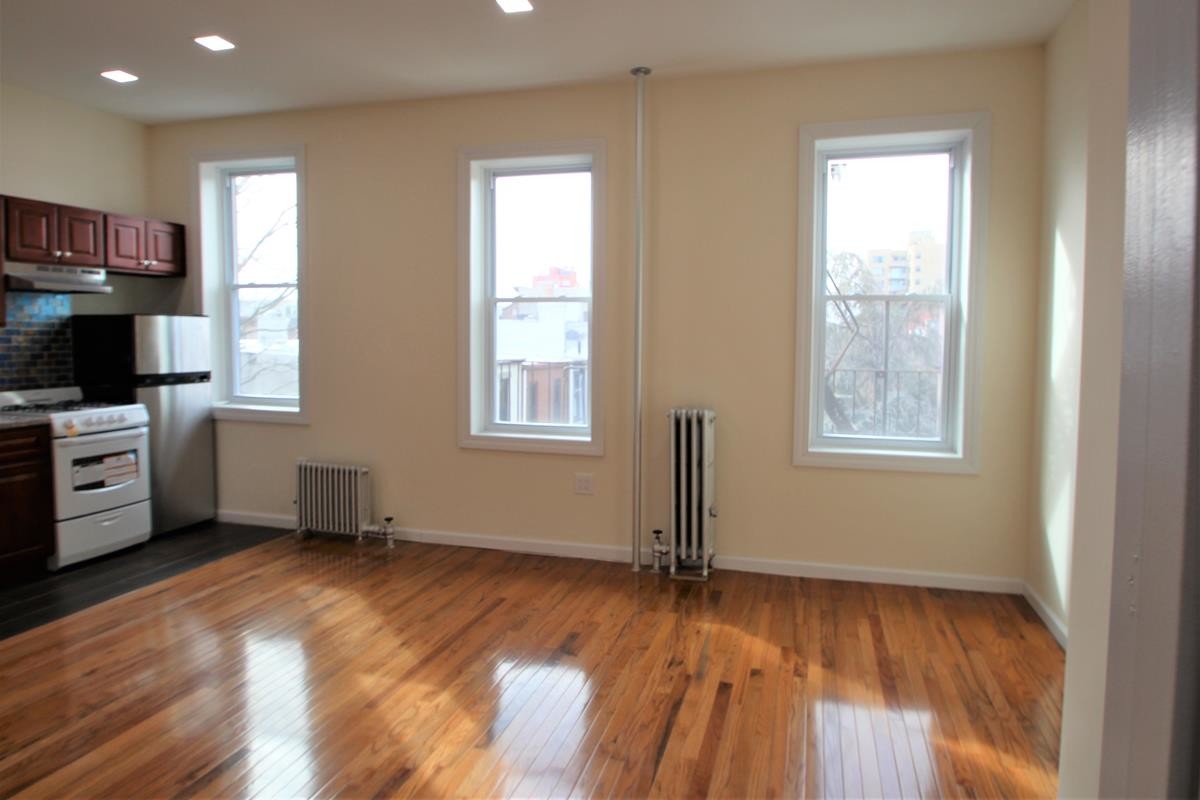 Primary Photo - 396 5th Ave