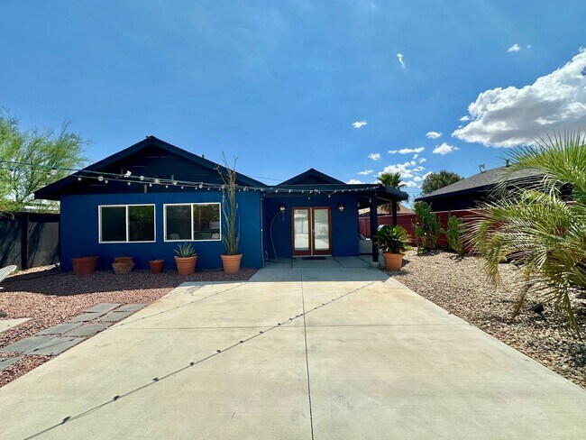 Foto del edificio - AVAILABLE NOW!! 3 BEDROOM 3 BATHROOM HOME IN JOSHUA TREE!