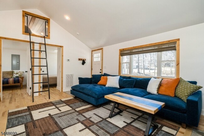 Foto del edificio - 100 Poplar Ln