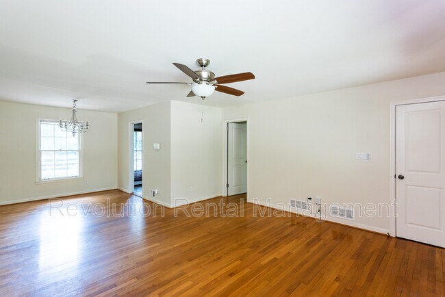 Building Photo - 2679 Warwick Cir NE