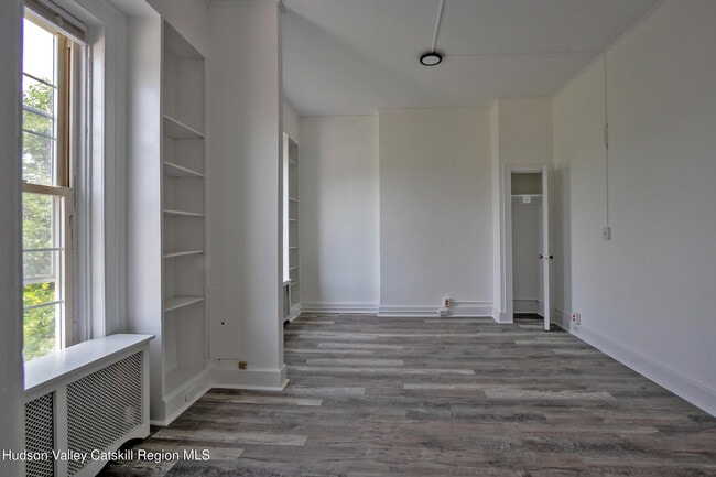 Building Photo - 454 Warren St