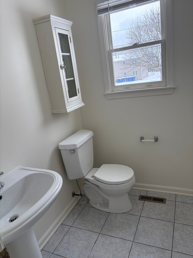 medio baño primer piso - 128 Harding Rd