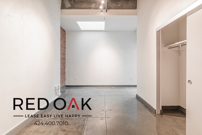 Building Photo - 430 S Broadway
