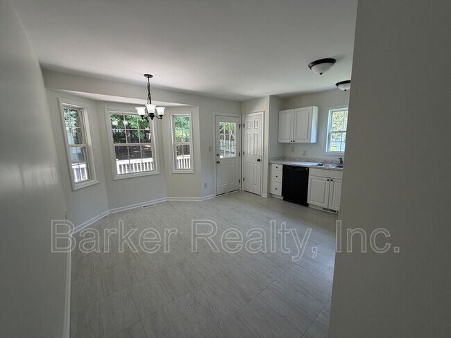 Building Photo - 704 Southampton Dr