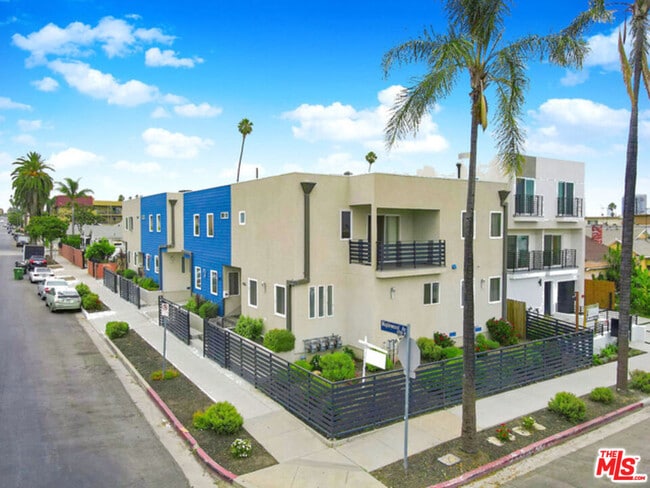 Building Photo - 4710 W Maplewood Ave