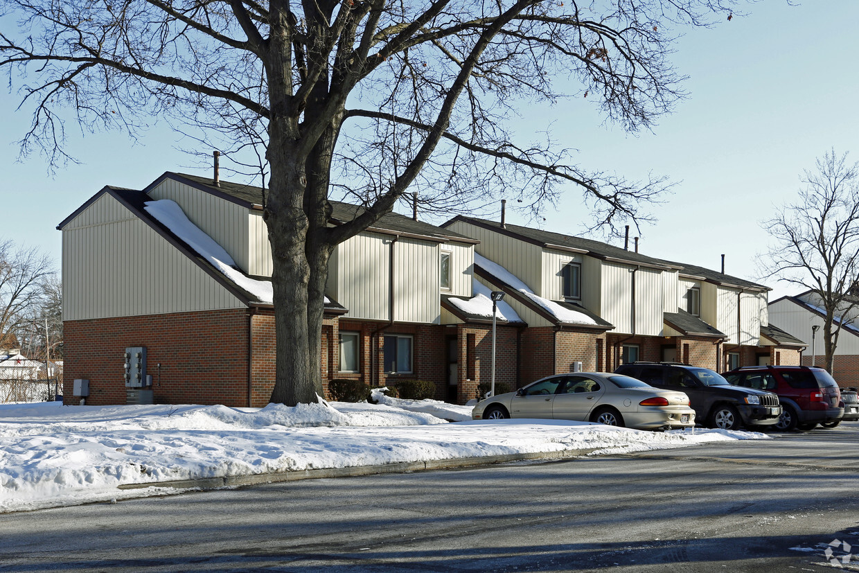 Primary Photo - Douglas Square Apartments