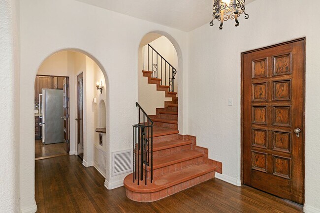 Foto del edificio - 466 S Beverwil Dr