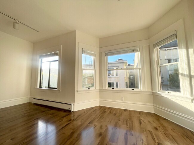 Foto del edificio - Nob Hill: Spacious Top Floor Apartment near The Fairmont Hotel, Huntington Park, & Trader Joe's