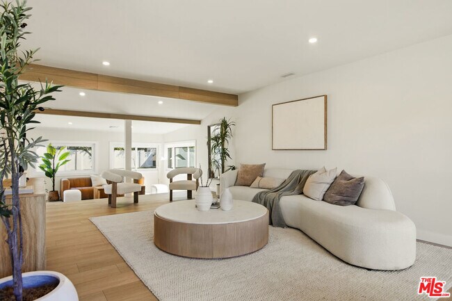 Foto del edificio - 7358 Paso Robles Ave