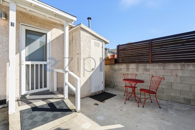 Building Photo - Unit B