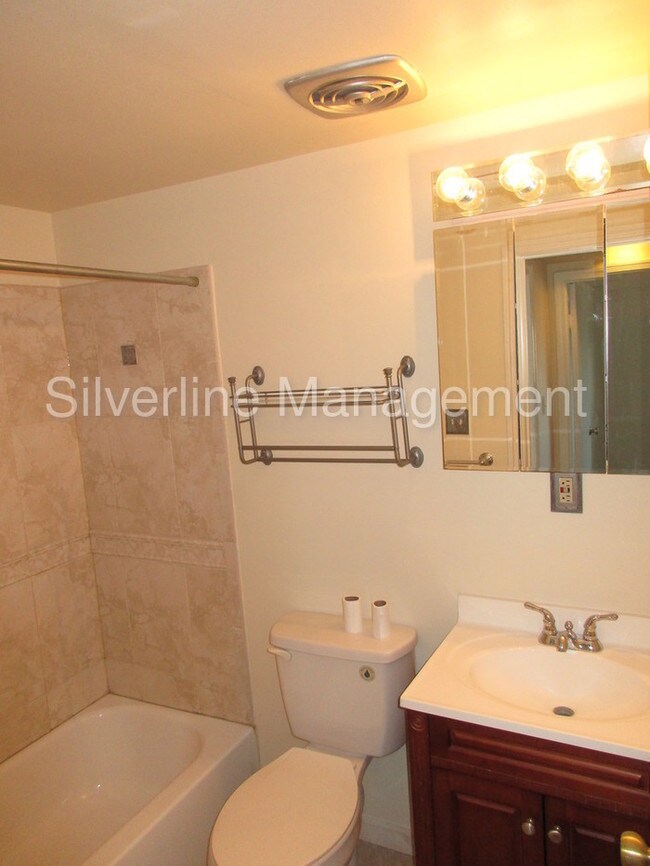 Foto del edificio - 7527 Riverdale Rd