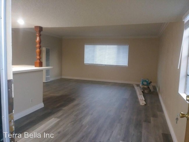 Building Photo - 1004 Rosecrans Ave