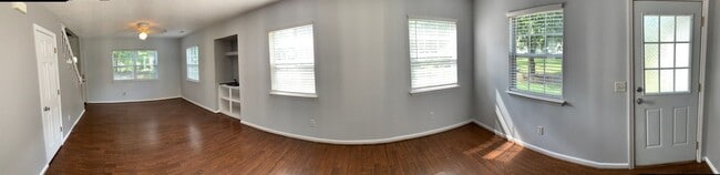 Building Photo - Rental Available in Wilshire Woods! All La...