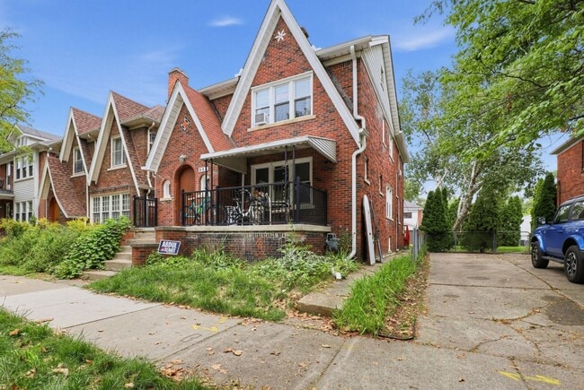 Building Photo - 884 Beaconsfield Ave