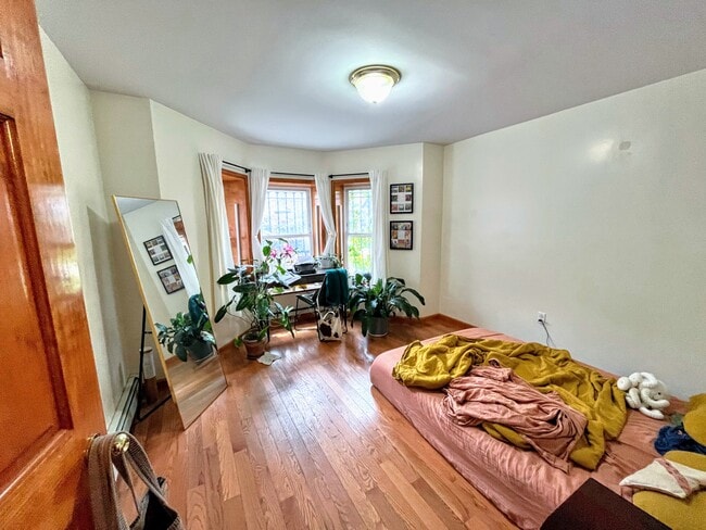 Largest Bedroom - 451 51st St