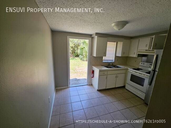 Building Photo - Walking Distance to Gulf and Close to US H...