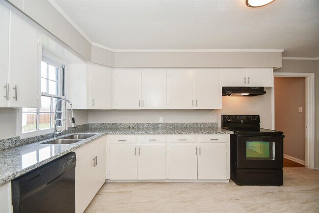 Building Photo - 8 Coronado Cir