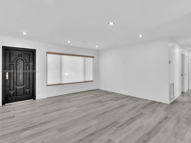 Foto del edificio - 2048 SW 37th Ave