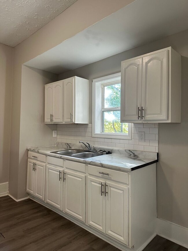 Building Photo - Welcome to this amazing 3 Bedroom, 1 Bathroom Home, located in the vibrant city of Columbus, OH!