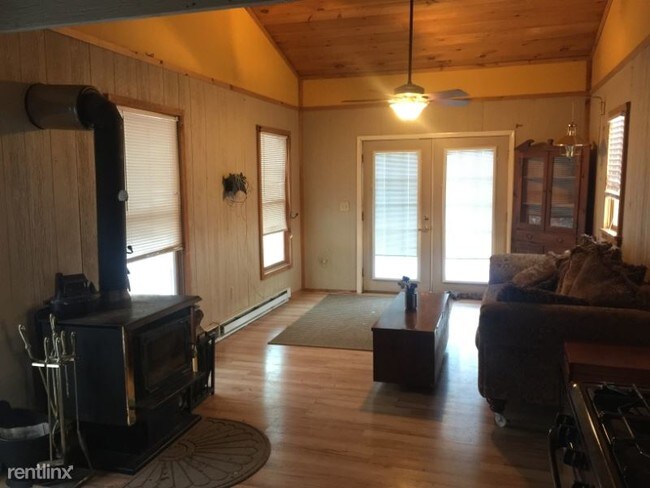 Building Photo - 1 br, 1 bath Apartment - 85 Airport Road