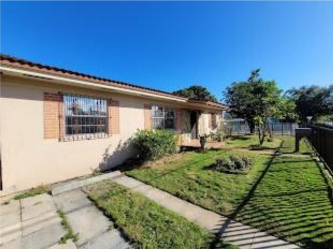 Foto del edificio - 5451 SW 5th Terrace