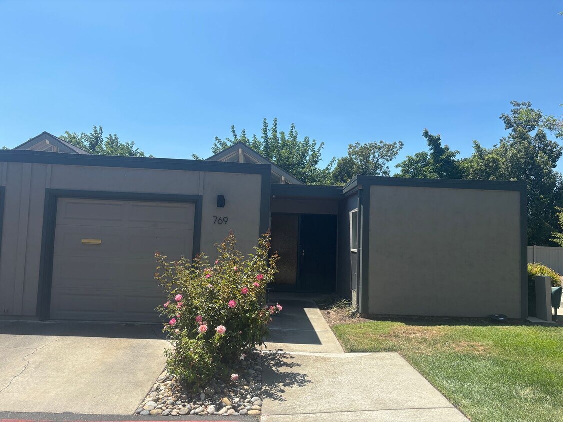 Primary Photo - Lovely, 2 Bedroom 1.5 bath townhome nestle...