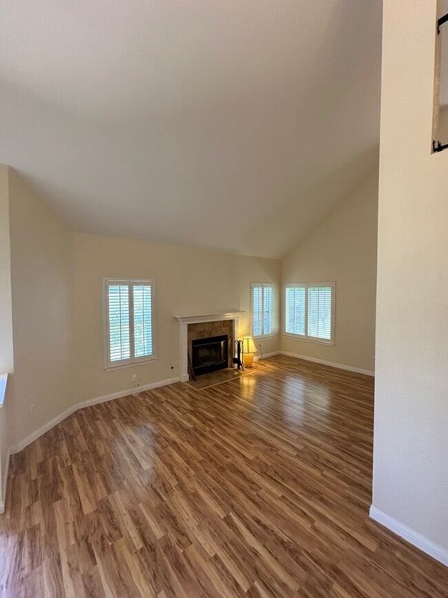 Building Photo - 898 English Holly Ln