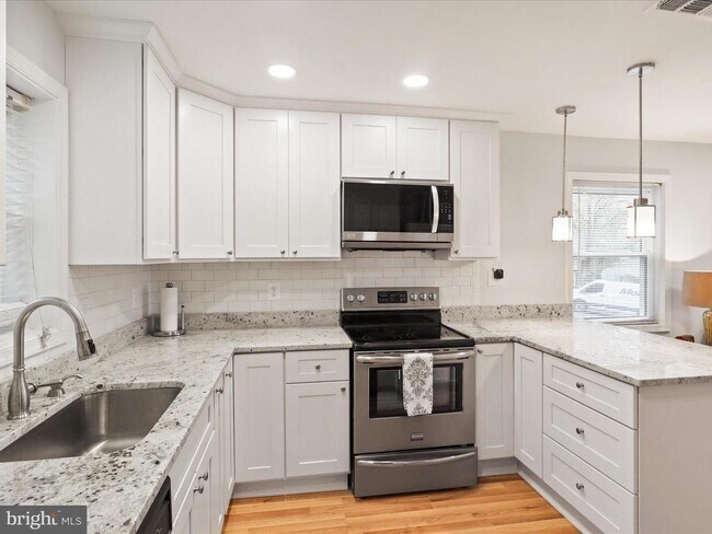 Foto del edificio - This home blends urban accessibility with peaceful natural surroundings.