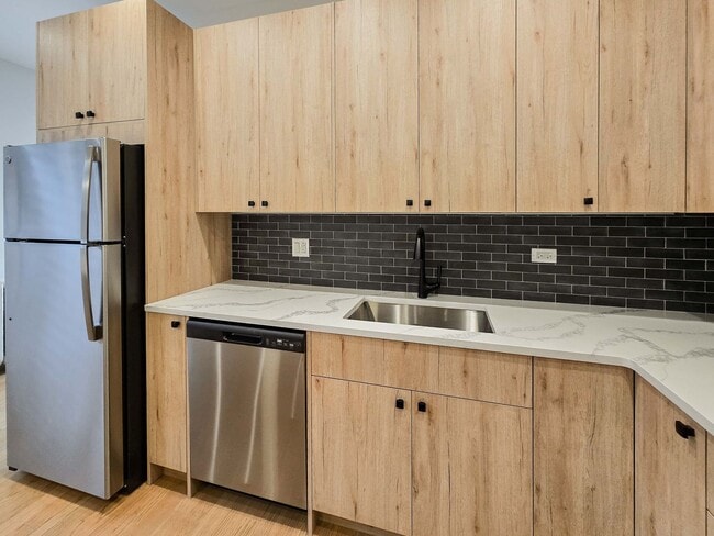 Building Photo - 2253 W Argyle St