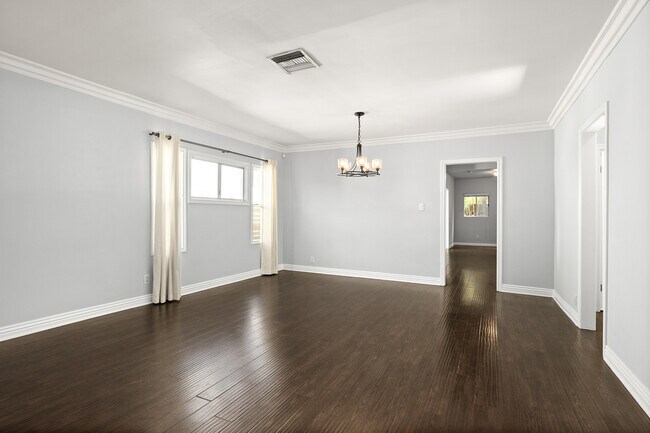 Sala de estar desde la puerta principal - 1766 Carmona Ave