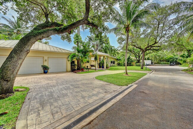 Foto del edificio - 2150 Tanbark Ln