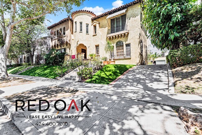 Foto del edificio - Absolutely Stunning Top Floor, Two-Bedroom...