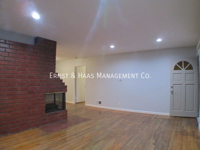 Foto del edificio - Beautiful 4 Bedroom Home in Prime Long Bea...