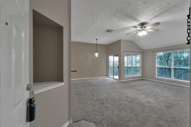 Foto del edificio - 8051 Bay Branch Dr
