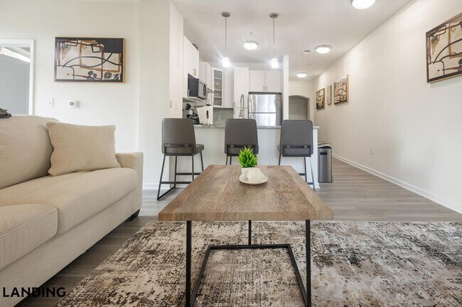 Foto del edificio - 4921 Pretty Lake Ave