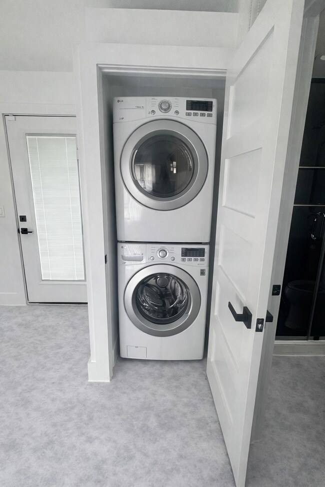 Lavadora secadora en la unidad - 1409 Westmoor Dr