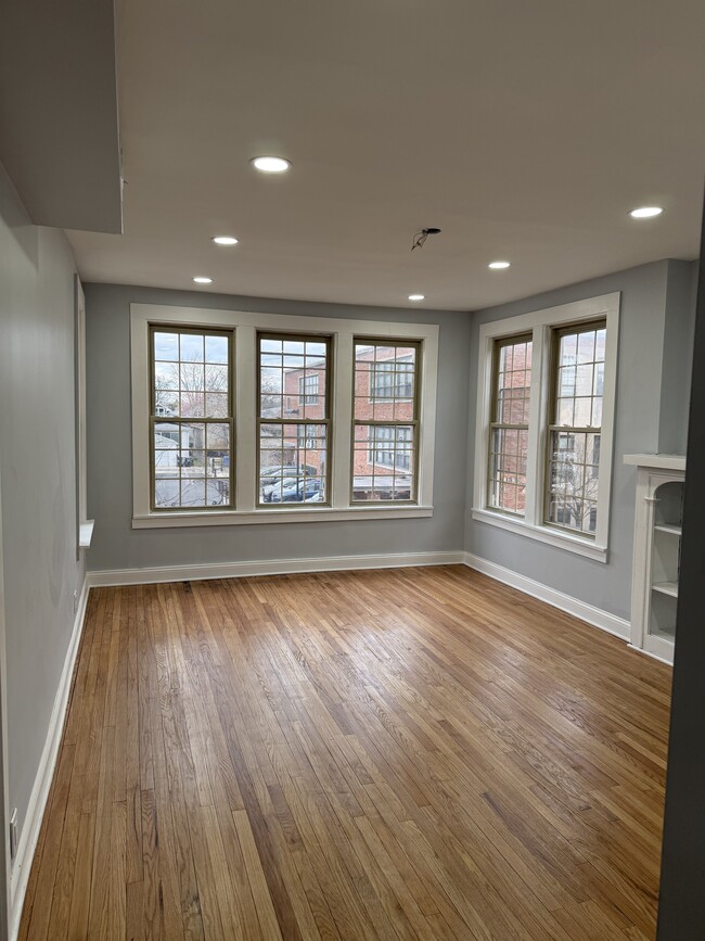 Building Photo - 4921 W Addison St