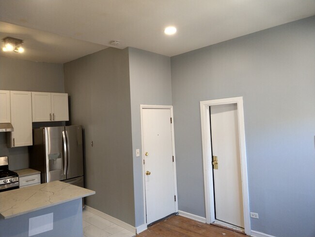 Building Photo - 560 W Fullerton Pky