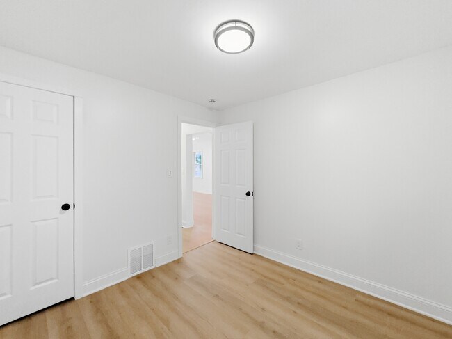 Foto del edificio - 329 W Muir Ave