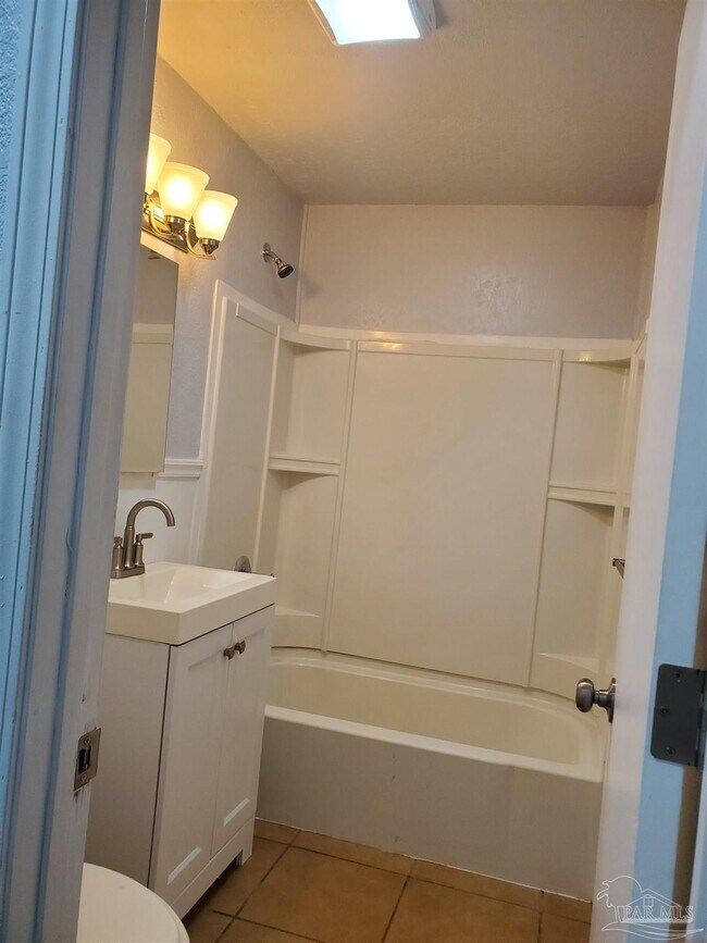 Foto del edificio - 6448 Gaynell Ave