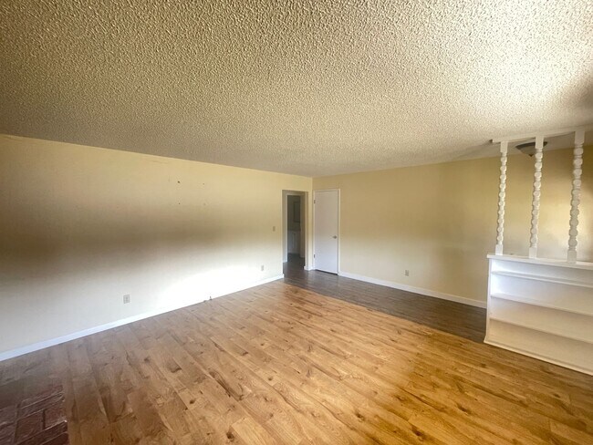 Foto del edificio - 4590 Excelsior Rd