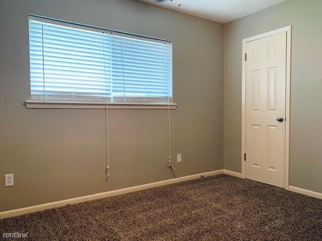 Building Photo - 2 br, 1 bath Duplex - 1505 Hillside Dr 1505