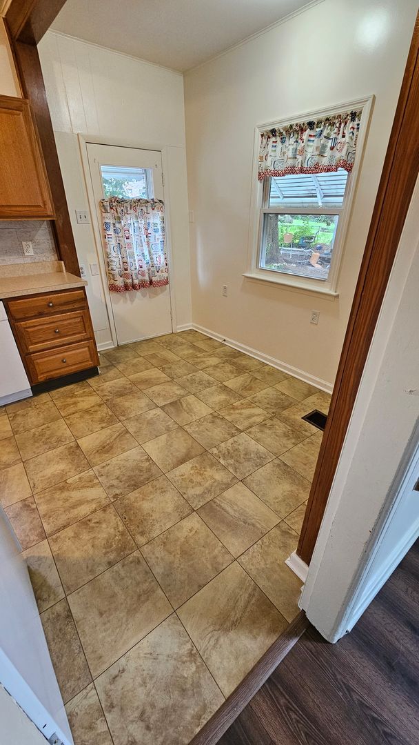 Building Photo - 3 Bedroom Duplex!