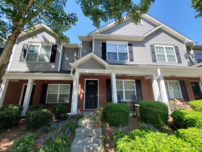 Foto del edificio - Beautiful 3 story townhome in Charlotte, NC