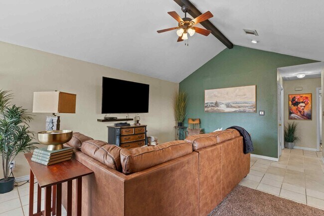 Foto del edificio - 2102 N Pearland Ave