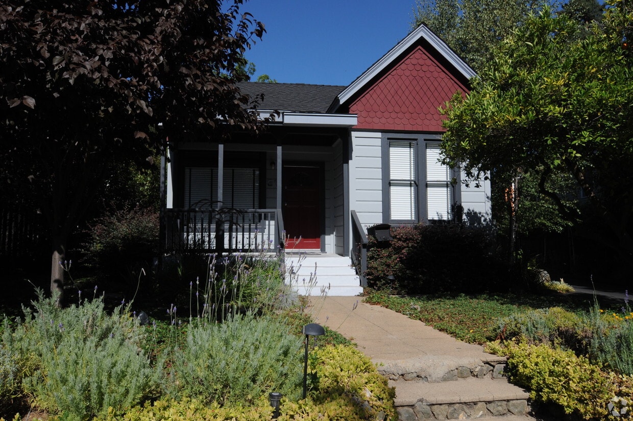 Primary Photo - 31-33 Bayview Ave